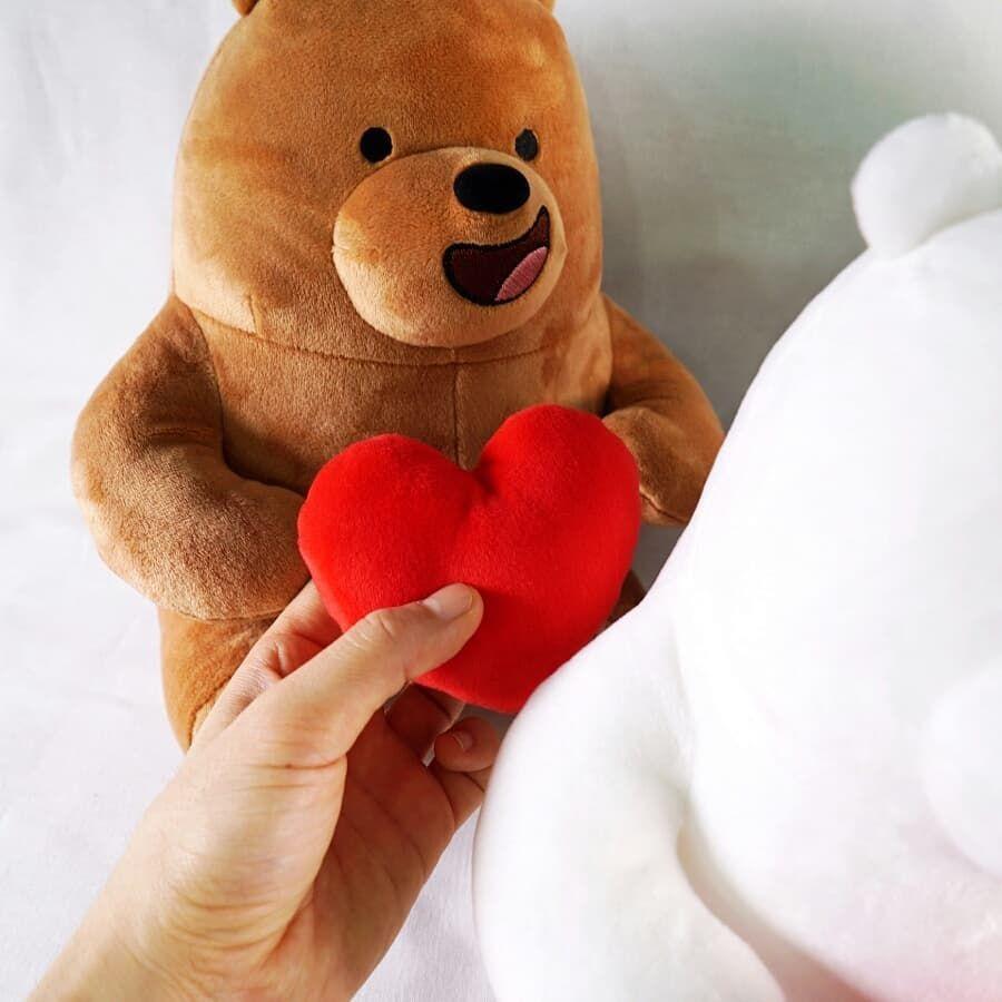 可愛的熊玩偶心形配件特寫，強調其互動性功能